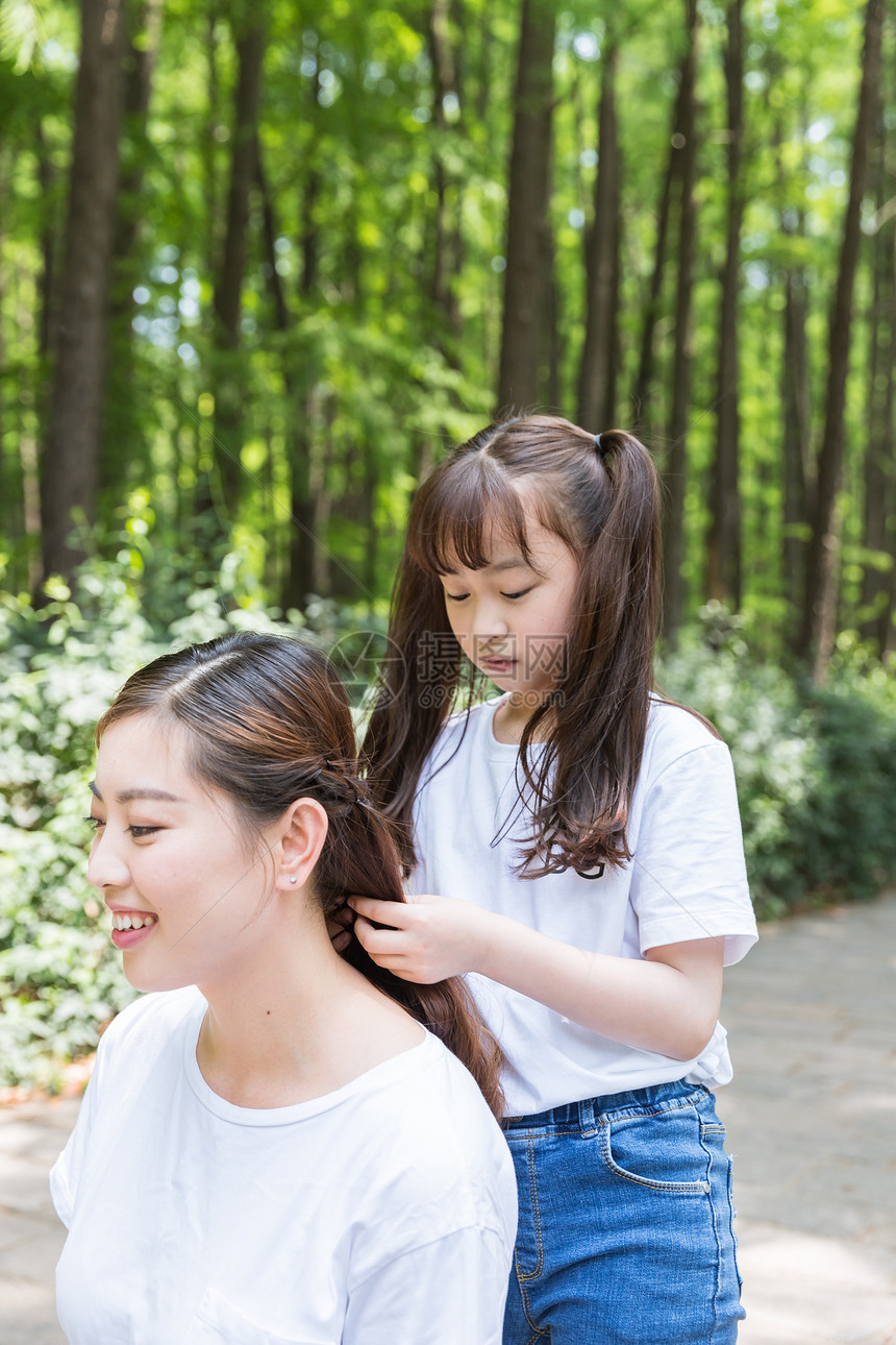 公园里孩子给母亲整理头发图片