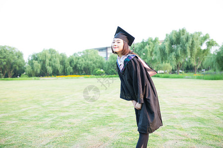 穿着学士服开心毕业的大学生图片