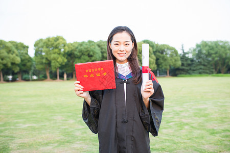 穿学士服少女大学毕业生欢呼毕业背景