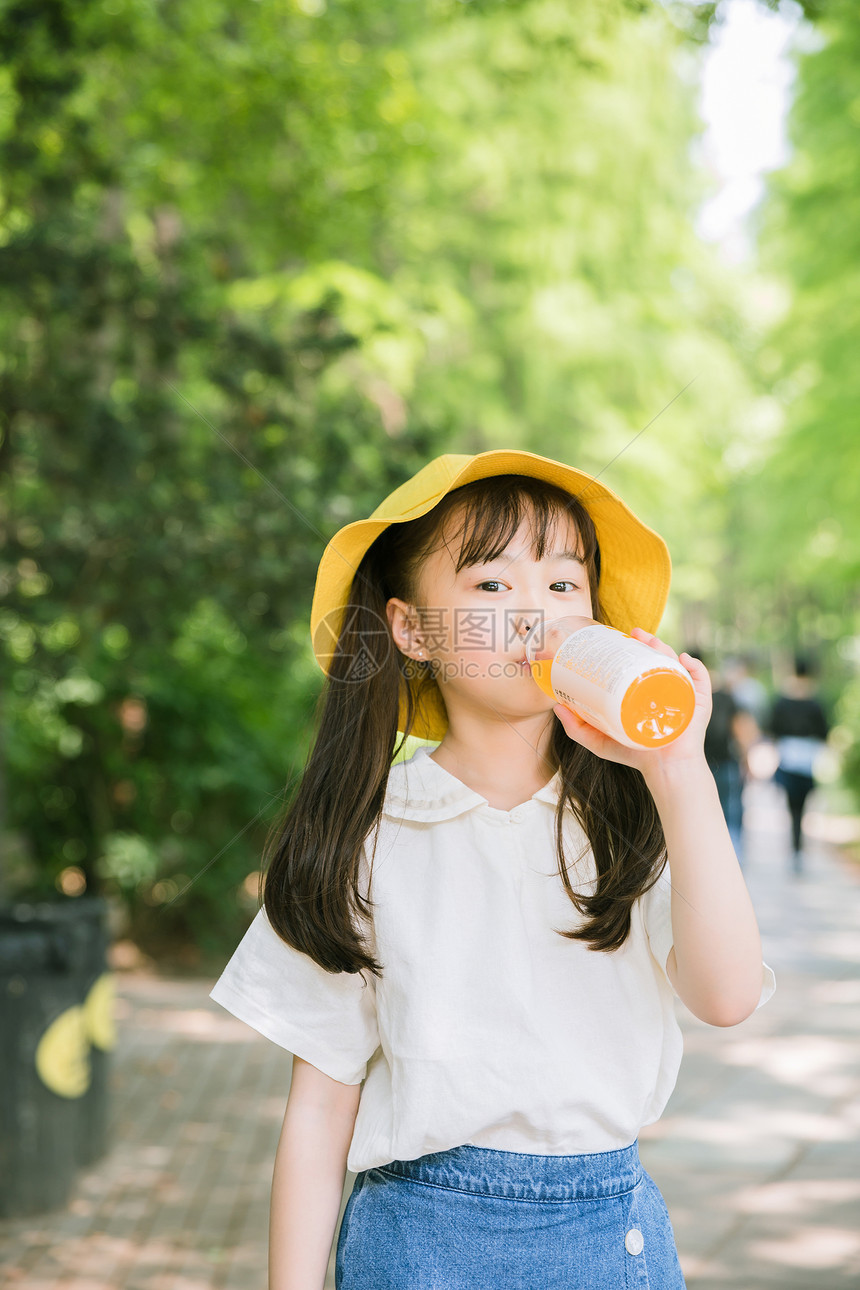 公园里可爱的女孩图片