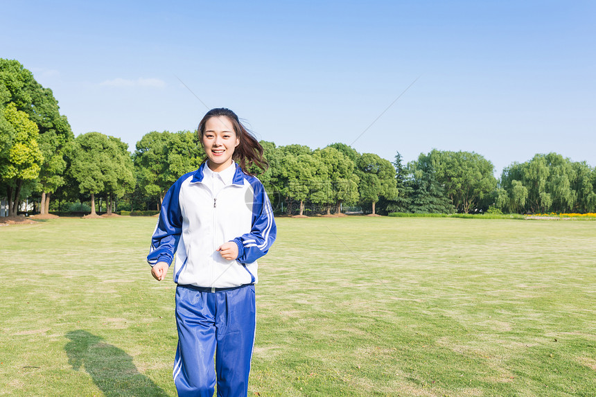 青春女学生草坪写真图片