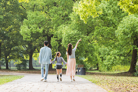 小孩和父母一家人公园散步背景