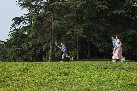 家庭跑步一家人草地上奔跑背景