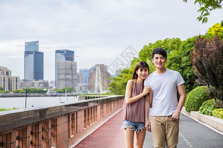 情侣闲聊散步情侣写真高清图片素材