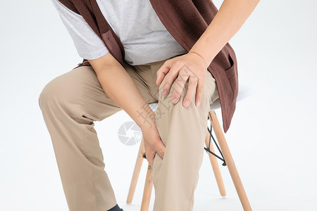 腿部疼痛的老年人高清图片