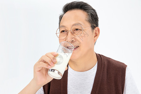 老年人喝牛奶图片素材
