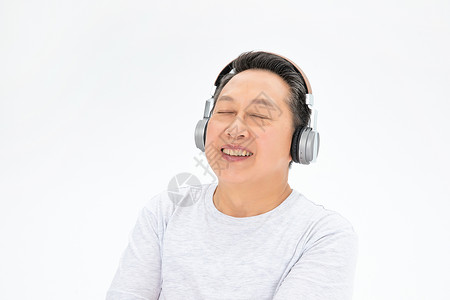戴耳机的老年人图片