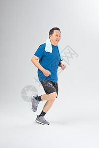跑步的老年人图片