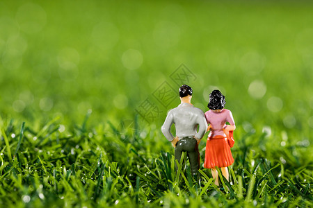 在草地的背影小人物情侣模型图片