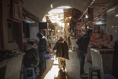 老妇人摩洛哥老市场街景背景