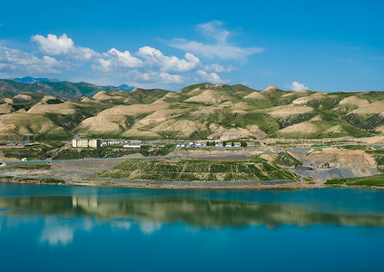 蓝天蓝河新疆湖泊自然风光背景