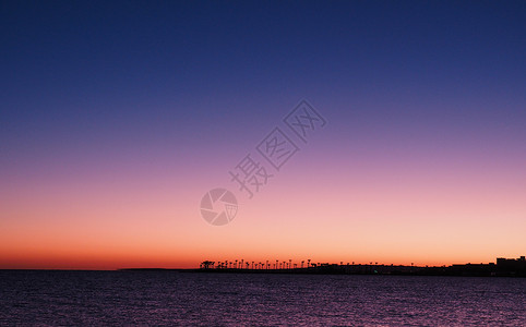 紫红渐变埃及红海日出背景