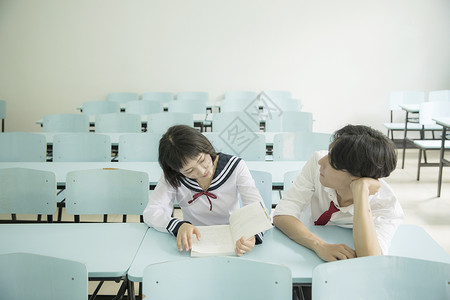 教室里恋爱的大学生图片