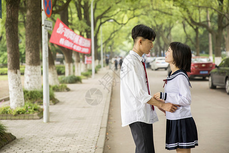 校园年轻情侣背景图片