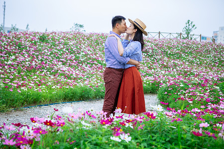 花丛中情侣花团锦簇下亲吻的二人世界背景