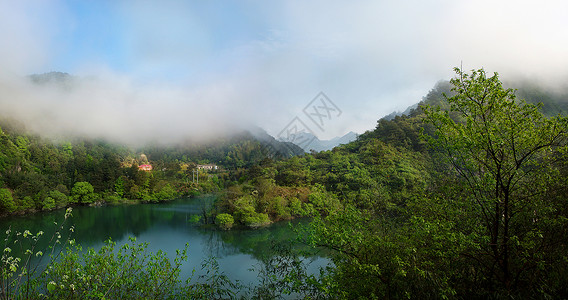 云蒸雾绕山青水秀背景