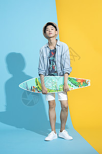 拿着冲浪板的青年男性形象背景图片