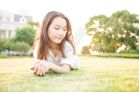 毕业季青春大学生草地上休息图片