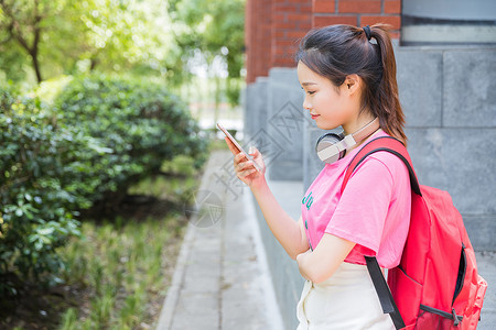 苏州科技大学青春学生看手机背景