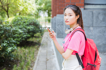 青春学生拿着手机图片