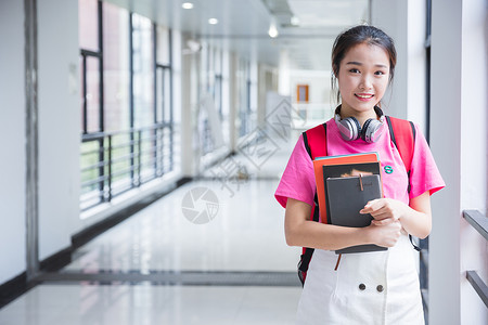 手提书包女生大学生抱着书本背景