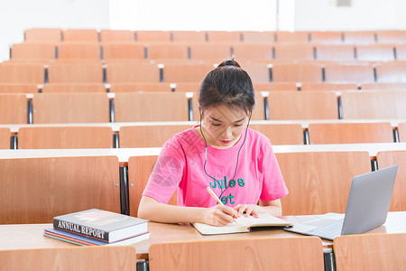 青春学生教室里学习图片