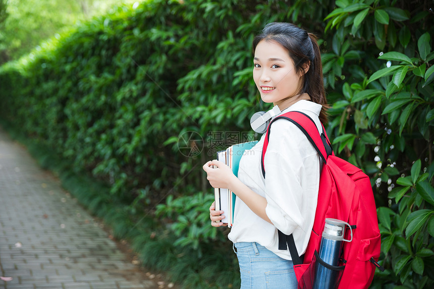 大学生抱着书本图片