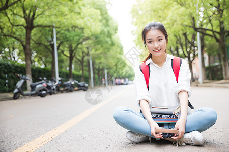 地上的书毕业季青春学生坐地上背景
