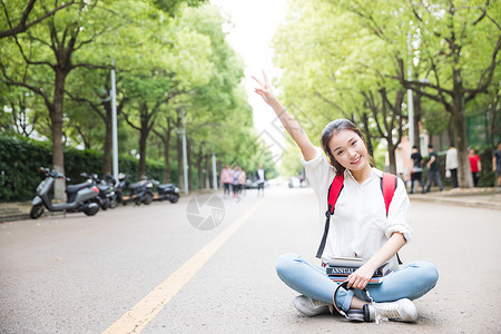 毕业季青春学生坐地上图片