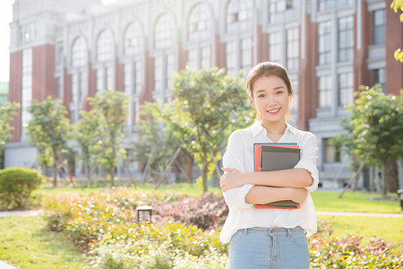 大学生抱着书本高清图片