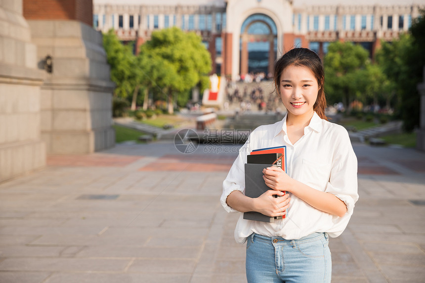 大学生抱着书本图片