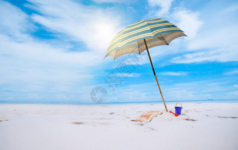 沙滩上的防嗮伞图片