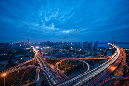 三线城市武汉二七长江大桥道路车流背景