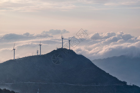 海拔4718米湖北咸宁九宫山顶云雾缭绕的风车背景