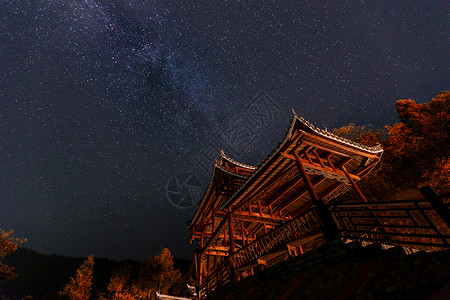 紫古建筑上的银河背景