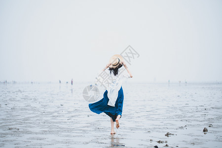 海滩女神沙滩奔跑高清图片