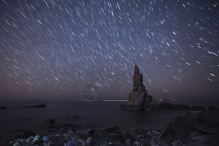 大连海边礁石星空图片