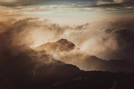 发电风机云雾缭绕仙境般的湖北咸宁九宫山顶背景