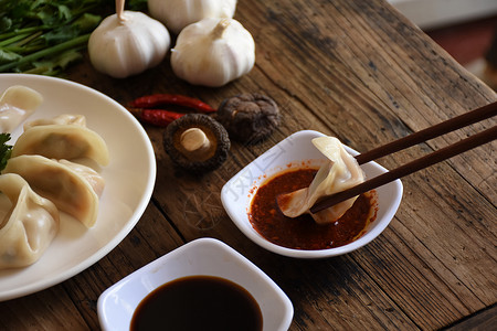 一盘香菇吃水饺时沾辣椒酱料背景