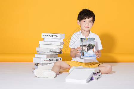 儿童教育小男孩和一堆书本背景