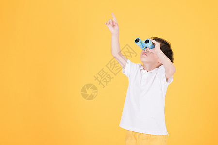 儿童小男孩手持望远镜玩耍高清图片