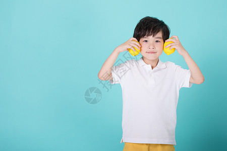 儿童小男孩手持柠檬道具高清图片