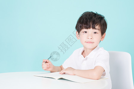 作业太多在书桌前学习的小男孩儿童教育背景