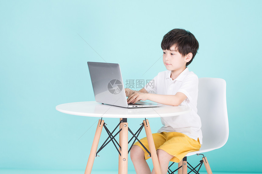 儿童教育小男孩使用电脑网上教育图片