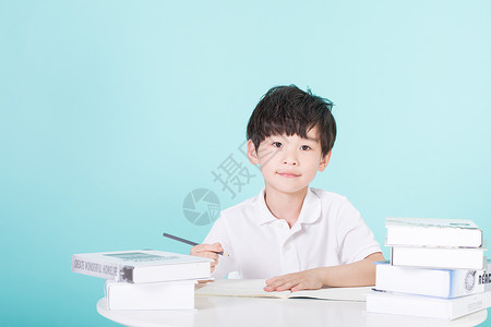 靠书本男孩在书桌前学习的小男孩儿童教育背景