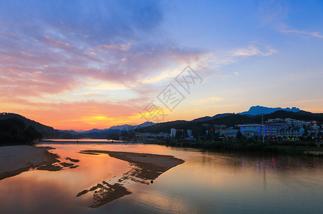 吴磊天柱山下潜山河夕照背景