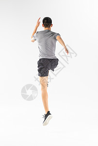 运动男性跳跃背影图片