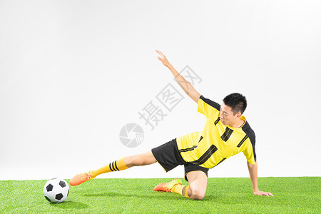 足球运动员铲球动作图片