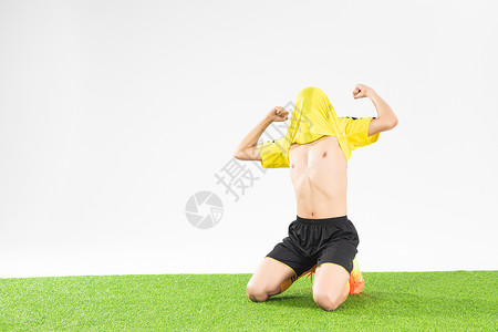 足球运动员跪地激动呐喊背景图片