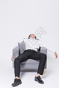 商务男士累趴在沙发上图片